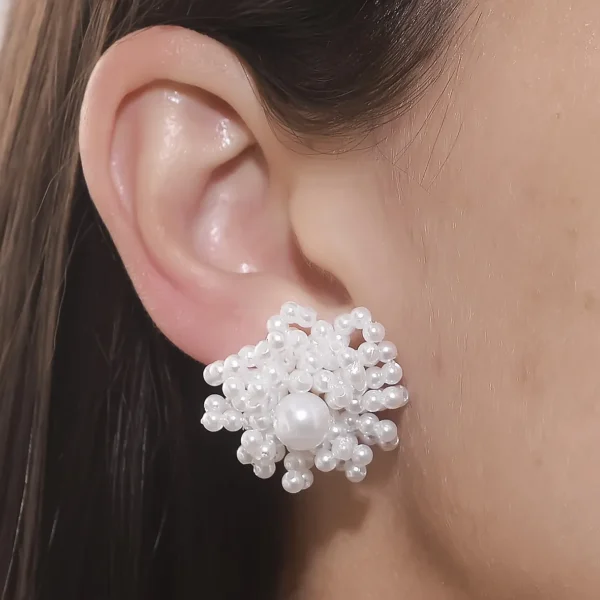 Brinco Médio Flor com Pérolas Folheado a Ouro